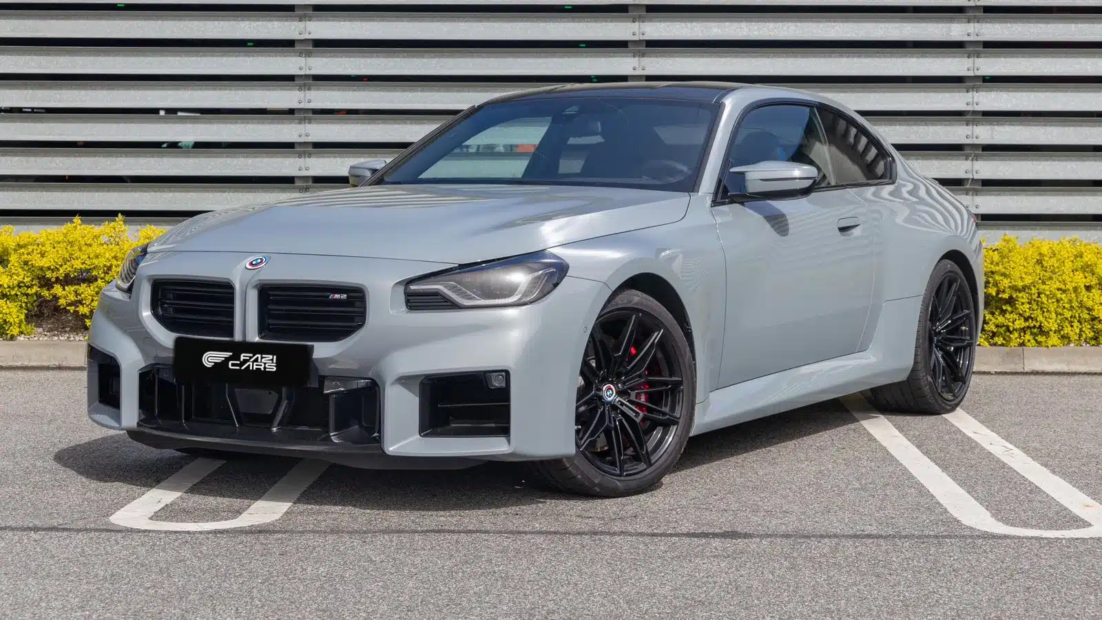 Szare BMW M2 G87 z oferty FaziCars — widok z przodu i z boku