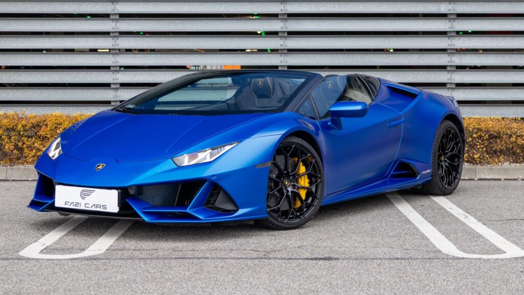 Niebieskie Lamborghini Huracan Evo Spyder z otwartym dachem, widok z przodu i z boku