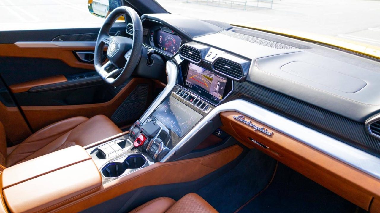 LAMBORGHINI URUS (7)